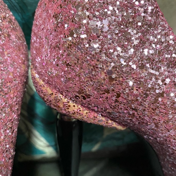 Authentic Spring 2018 Oscar de la Renta pumps Small for me. I am all true size 9 - Picture 3 of 7